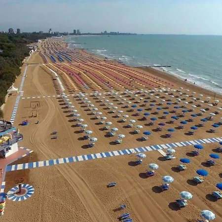 Seaside Flat In The Heart Of Lignano *